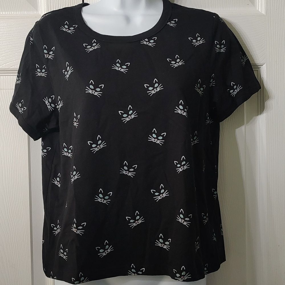 Adorable Electric Pink semi-cropped t-shirt with kitty cat print.   Junior Sz L